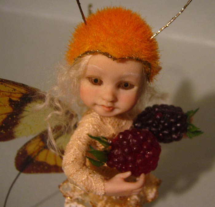 Little Fairy fae Mabel and the blackberries